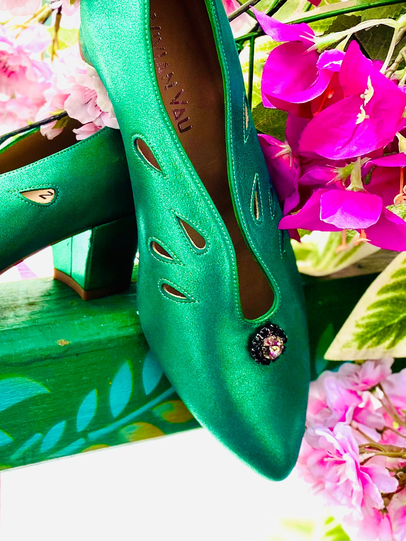 Kuedra Glowing Emerald Green